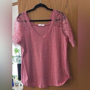 Lace-Trim V-Neck Short Sleeve Tee in Dusty Rose